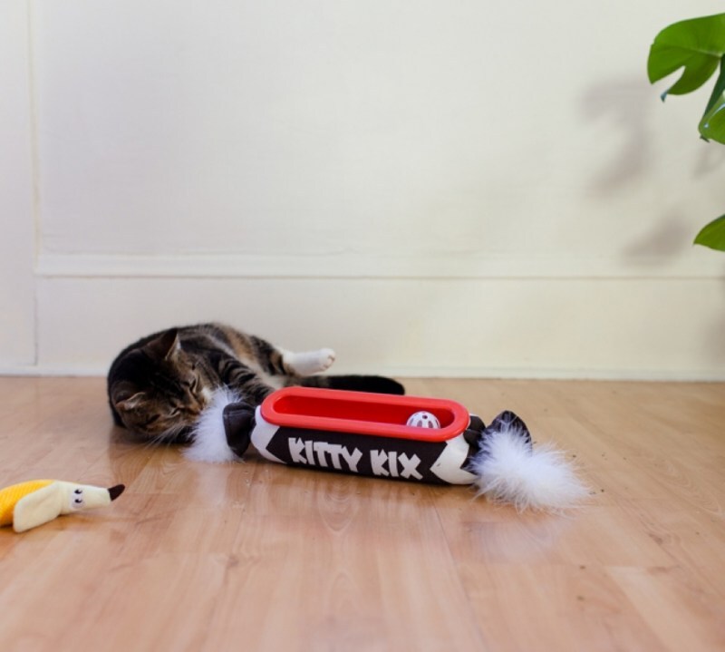 Petstages (Петстейджес) Kitty Kix Kicker Track – Інтерактивна іграшка для котів, трек у вигляді цукерки (37,5х8,9х8,9 см) в E-ZOO